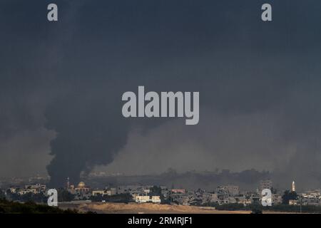 (140722) -- FRONTIÈRE DE GAZA, 22 juillet 2014 (Xinhua) -- la fumée monte dans le Nord de la bande de Gaza, le 15e jour de l'opération bordure protectrice, le 22 juillet 2014. Alors que le Secrétaire général de l’ONU Ban Ki-moon est en Israël pour négocier une paix entre l’État juif et le mouvement islamiste Hamas, l’armée israélienne a déclaré qu’elle n’avait aucune intention de cesser son offensive à Gaza avant d’extirper les tunnels terroristes que le Hamas utilise pour se faufiler en Israël. (Xinhua/JINI/Albert Sadikov) ISRAËL-GAZA-FRONTIÈRE-OPÉRATION-BORD PROTECTEUR-LE 15e JOUR PUBLICATIONxNOTxINxCHN frontière de Gaza juillet 22 2014 la fumée de XINHUA monte dans le nord Banque D'Images