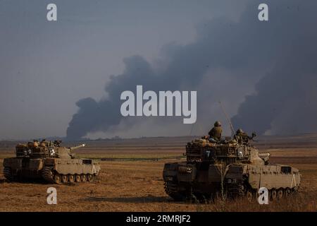 (140722) -- FRONTIÈRE DE GAZA, 22 juillet 2014 (Xinhua) -- des soldats israéliens sont assis au sommet d'un char à l'extérieur du Nord de la bande de Gaza, le 15e jour de l'opération bordure protectrice, le 22 juillet 2014. Alors que le Secrétaire général de l’ONU Ban Ki-moon est en Israël pour négocier une paix entre l’État juif et le mouvement islamiste Hamas, l’armée israélienne a déclaré qu’elle n’avait aucune intention de cesser son offensive à Gaza avant d’extirper les tunnels terroristes que le Hamas utilise pour se faufiler en Israël. (Xinhua/JINI) ISRAËL-GAZA-FRONTIÈRE-OPÉRATION-BORD PROTECTEUR-LE 15e JOUR PUBLICATIONxNOTxINxCHN frontière de Gaza juillet 22 2014 XINHUA Soldat israélien Banque D'Images