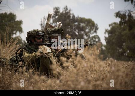 (140722) -- FRONTIÈRE DE GAZA, 22 juillet 2014 (Xinhua) -- des soldats israéliens sont positionnés près de la frontière entre le Sud d'Israël et la bande de Gaza, le 15e jour de l'opération bordure protectrice, le 22 juillet 2014. Alors que le Secrétaire général de l’ONU Ban Ki-moon est en Israël pour négocier une paix entre l’État juif et le mouvement islamiste Hamas, l’armée israélienne a déclaré qu’elle n’avait aucune intention de cesser son offensive à Gaza avant d’extirper les tunnels terroristes que le Hamas utilise pour se faufiler en Israël. (Xinhua/JINI) ISRAËL-GAZA-FRONTIÈRE-OPÉRATION-BORD PROTECTEUR-LE 15e JOUR PUBLICATIONxNOTxINxCHN frontière de Gaza juillet 22 2 Banque D'Images