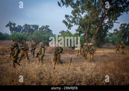 (140722) -- FRONTIÈRE DE GAZA, 22 juillet 2014 (Xinhua) -- des soldats d’infanterie israéliens patrouillent près de la frontière entre le sud d’Israël et la bande de Gaza alors qu’ils recherchent des tunnels qui auraient été utilisés par des militants palestiniens de l’enclave côtière pour entrer en Israël, le 15e jour de l’opération bordure protectrice, le 22 juillet 2014. Alors que le Secrétaire général de l’ONU Ban Ki-moon est en Israël pour négocier une paix entre l’État juif et le mouvement islamiste Hamas, l’armée israélienne a déclaré qu’elle n’avait aucune intention de cesser son offensive à Gaza avant d’extirper les tunnels terroristes que le Hamas utilise pour se faufiler en Israël. (Xinhua/ Banque D'Images