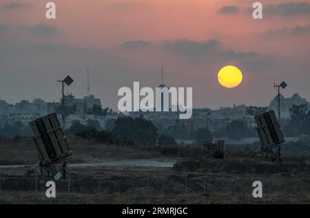 Des systèmes de bouclier antimissile Dome de fer sont déployés près d’Ashdod, une ville du sud d’Israël bordant la bande de Gaza le 22 juillet 2014, le 15e jour de l’opération bordure protectrice. Alors que le Secrétaire général de l’ONU Ban Ki-moon est en Israël pour négocier une paix entre l’État juif et le mouvement islamiste Hamas, l’armée israélienne a déclaré qu’elle n’avait pas l’intention de cesser son offensive à Gaza avant d’extirper les tunnels terroristes que le Hamas utilise pour se faufiler en Israël. Xinhua/Li Rui OPÉRATION FRONTIÈRE ISRAËL-GAZA PUBLICATIONxNOTxINxCHN Banque D'Images