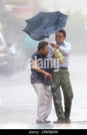 (140723) -- TAIPEI, 23 juillet 2014 (Xinhua) -- le parapluie D'un homme est retourné par le vent fort à Taipei, dans le sud-est de la Chine Taiwan, le 23 juillet 2014. Le typhon Matmo, le 10e typhon qui touche la Chine cette année, a frappé Taïwan tard mardi soir. (Xinhua) (ry) CHINA-TAIPEI-TYPHOON MATMO (CN) PUBLICATIONxNOTxINxCHN Taipei juillet 23 2014 XINHUA un parapluie Homme S EST retourné par le vent fort à Taipei Sud-est Chine Sud TAIWAN juillet 23 2014 Typhon le 10e typhon affectant la Chine cette année a frappé TAÏWAN tard mardi soir XINHUA Ry Chine Typhon CN PUBLICATIONxNOTxINxCHN Banque D'Images