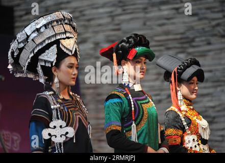 (140723) -- XICHANG, 23 juillet 2014 (Xinhua) -- des femmes du groupe ethnique Yi présentent leurs costumes folkloriques lors d'un concours de beauté traditionnel à Xichang, dans la province du Sichuan, dans le sud-ouest de la Chine, le 23 juillet 2014. Le concours de beauté est l'une des activités les plus importantes du festival annuel de la flamme dans la préfecture autonome de Liangshan Yi. Il peut remonter à plus de 1 000 ans dans l'histoire du groupe ethnique Yi. (Xinhua/Xue Yubin)(wjq) CHINA-SICHUAN-YI ETHIC BEAUTY CONTEST (CN) PUBLICATIONxNOTxINxCHN Xichang juillet 23 2014 XINHUA femmes du groupe ethnique Yi présentent leurs costumes folkloriques duri Banque D'Images