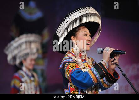 (140723) -- XICHANG, 23 juillet 2014 (Xinhua) -- Une femme de l'ethnie Yi se produit lors d'une exposition de talents d'un concours de beauté traditionnel à Xichang, dans la province du Sichuan du sud-ouest de la Chine, le 23 juillet 2014. Le concours de beauté est l'une des activités les plus importantes du festival annuel de la flamme dans la préfecture autonome de Liangshan Yi. Il peut remonter à plus de 1 000 ans dans l'histoire du groupe ethnique Yi. (Xinhua/Xue Yubin)(wjq) CONCOURS DE BEAUTÉ ÉTHIQUE CHINE-SICHUAN-YI (CN) PUBLICATIONxNOTxINxCHN Xichang juillet 23 2014 XINHUA une femme du groupe ethnique Yi se produit lors d'un spectacle de talents Banque D'Images