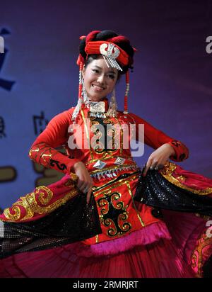 (140723) -- XICHANG, 23 juillet 2014 (Xinhua) -- Une femme de l'ethnie Yi se produit lors d'une exposition de talents d'un concours de beauté traditionnel à Xichang, dans la province du Sichuan du sud-ouest de la Chine, le 23 juillet 2014. Le concours de beauté est l'une des activités les plus importantes du festival annuel de la flamme dans la préfecture autonome de Liangshan Yi. Il peut remonter à plus de 1 000 ans dans l'histoire du groupe ethnique Yi. (Xinhua/Xue Yubin)(wjq) CONCOURS DE BEAUTÉ ÉTHIQUE CHINE-SICHUAN-YI (CN) PUBLICATIONxNOTxINxCHN Xichang juillet 23 2014 XINHUA une femme du groupe ethnique Yi se produit lors d'un spectacle de talents Banque D'Images