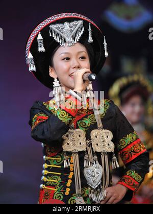 (140723) -- XICHANG, 23 juillet 2014 (Xinhua) -- Une femme de l'ethnie Yi se produit lors d'une exposition de talents d'un concours de beauté traditionnel à Xichang, dans la province du Sichuan du sud-ouest de la Chine, le 23 juillet 2014. Le concours de beauté est l'une des activités les plus importantes du festival annuel de la flamme dans la préfecture autonome de Liangshan Yi. Il peut remonter à plus de 1 000 ans dans l'histoire du groupe ethnique Yi. (Xinhua/Xue Yubin)(wjq) CONCOURS DE BEAUTÉ ÉTHIQUE CHINE-SICHUAN-YI (CN) PUBLICATIONxNOTxINxCHN Xichang juillet 23 2014 XINHUA une femme du groupe ethnique Yi se produit lors d'un spectacle de talents Banque D'Images