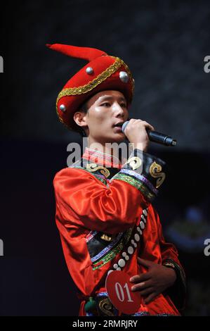 (140723) -- XICHANG, 23 juillet 2014 (Xinhua) -- Un homme du groupe ethnique Yi se produit lors d'une exposition de talents d'un concours de beauté traditionnel à Xichang City, dans la province du Sichuan du sud-ouest de la Chine, le 23 juillet 2014. Le concours de beauté est l'une des activités les plus importantes du festival annuel de la flamme dans la préfecture autonome de Liangshan Yi. Il peut remonter à plus de 1 000 ans dans l'histoire du groupe ethnique Yi. (Xinhua/Xue Yubin)(wjq) CONCOURS DE BEAUTÉ ÉTHIQUE CHINE-SICHUAN-YI (CN) PUBLICATIONxNOTxINxCHN Xichang juillet 23 2014 XINHUA un homme du groupe ethnique Yi se produit lors d'un spectacle de talents de A. Banque D'Images