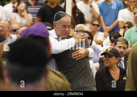 (140724) -- FRONTIÈRE DE GAZA, 23 juillet 2014 (Xinhua) -- parents et amis pleurent lors des funérailles de Max Steinberg, un tireur d'élite de la brigade Golani enrôlé dans l'armée israélienne en décembre 2012, sur le mont Herzl, à Jérusalem, le 23 juillet 2014. Steinberg, originaire de Los Angeles, aux États-Unis, a été tué au combat pendant la nuit de dimanche, lorsque la brigade Golani a beaucoup opéré dans la bande de Gaza. L’offensive israélienne dans la bande de Gaza jeudi est entrée dans la 17e journée sans aucun signe de trêve, ce qui a incité le Conseil des droits de l’homme des Nations Unies (CDH) à ouvrir une enquête sur les violations des droits humains commises par l’EI Banque D'Images