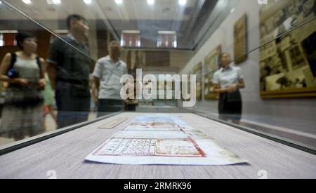(140724) -- SHENYANG, 24 juillet 2014 (Xinhua) -- les gens visitent le dossier et l'exposition de photos marquant le 120e anniversaire de la première guerre sino-japonaise, à Shengyang, capitale de la province du Liaoning du nord-est de la Chine, le 24 juillet 2014. L'exposition a présenté plus de 200 dossiers et photos sur la guerre en 1894. (Xinhua/Yao JIANFENG) (hpj) CHINE-SHENYANG-PREMIER DOSSIER DE GUERRE SINO-JAPONAIS, EXPOSITION DE PHOTOS (CN) PUBLICATIONxNOTxINxCHN Shenyang juillet 24 2014 célébrités XINHUA visitent le dossier et l'exposition de photos marquant l'anniversaire du premier SINO-japonais était à Sheng Yang capitale du nord-est Chi Banque D'Images