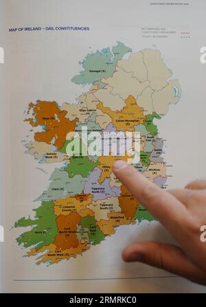 Un journaliste regarde une carte de l'Irlande montrant les circonscriptions de Dail lors d'une conférence de presse au Royal College of Physicians, Dublin, pour l'annonce par la commission électorale des nouvelles circonscriptions tant attendues pour l'Irlande, qui a recommandé le nombre de TDS augmenter de 160 à 174 en raison des règles constitutionnelles liées à une augmentation de la population, et le nombre de circonscriptions augmenter de 39 à 43. Date de la photo : mercredi 30 août 2023. Banque D'Images