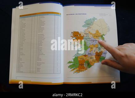 Un journaliste regarde une carte de l'Irlande montrant les circonscriptions de Dail lors d'une conférence de presse au Royal College of Physicians, Dublin, pour l'annonce par la commission électorale des nouvelles circonscriptions tant attendues pour l'Irlande, qui a recommandé le nombre de TDS augmenter de 160 à 174 en raison des règles constitutionnelles liées à une augmentation de la population, et le nombre de circonscriptions augmenter de 39 à 43. Date de la photo : mercredi 30 août 2023. Banque D'Images