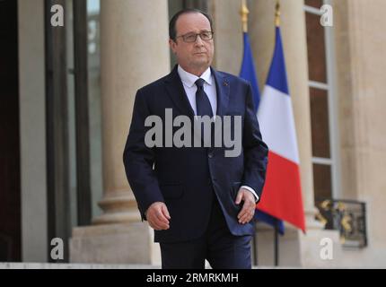 (140724) -- PARIS, 24 juillet 2014 (Xinhua) -- le président français François Hollande prononcera un discours à l'Elysée à Paris, France, le 24 juillet 2014. Les éléments fournis suggèrent que l'avion disparu d'Air Algerie s'est écrasé alors qu'il survolait le Mali, a déclaré jeudi le président français François Hollande, promettant une mobilisation complète des moyens militaires pour localiser l'avion MD-83. (Xinhua/Chen Xiaowei) FRANCE-PARIS-AIR ALGERIE FLIGHT-HOLLANDE PUBLICATIONxNOTxINxCHN Paris juillet 24 2014 le président français XINHUA François Hollande prononcera un discours À l'Elysée à Paris France juillet 24 2014 T Banque D'Images