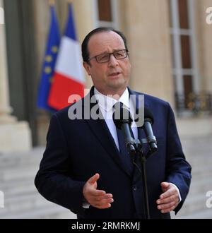 (140724) -- PARIS, 24 juillet 2014 (Xinhua) -- le président français François Hollande prononce un discours à l'Elysée à Paris, France, le 24 juillet 2014. Les éléments fournis suggèrent que l'avion disparu d'Air Algerie s'est écrasé alors qu'il survolait le Mali, a déclaré jeudi le président français François Hollande, promettant une mobilisation complète des moyens militaires pour localiser l'avion MD-83. (Xinhua/Chen Xiaowei) FRANCE-PARIS-AIR ALGERIE FLIGHT-HOLLANDE PUBLICATIONxNOTxINxCHN Paris juillet 24 2014 le président français XINHUA François Hollande prononce un discours À l'Elysée à Paris France juillet 24 2014 l'élément fourni su Banque D'Images