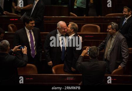 (140724) -- JÉRUSALEM, 2014 (Xinhua) -- une photo prise le 10 juin 2014 montre que Reuven Rivlin (3e L) est accueilli après avoir voté à la Knesset (Parlement israélien) à Jérusalem. Le législateur israélien Reuven Rivlin a prêté serment en tant que dixième président d'Israël le 24 juillet, prenant le rôle occupé par Shimon Peres au cours des sept dernières années. Rivlin a prêté serment à la Knesset israélienne lors d’une session extraordinaire, à laquelle ont assisté des législateurs israéliens, d’anciens politiciens, des ambassadeurs, le chef de la police et la Cour suprême, des maires des communautés du sud proches de la bande de Gaza et d’autres personnalités Banque D'Images