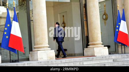 (140724) -- PARIS, 24 juillet 2014 (Xinhua) -- le président français François Hollande entre à l'Elysée après un discours prononcé à Paris, France, le 24 juillet 2014. Les éléments fournis suggèrent que l'avion disparu d'Air Algerie s'est écrasé alors qu'il survolait le Mali, a déclaré jeudi le président français François Hollande, promettant une mobilisation complète des moyens militaires pour localiser l'avion MD-83. (Xinhua/Chen Xiaowei) FRANCE-PARIS-AIR ALGERIE FLIGHT-HOLLANDE PUBLICATIONxNOTxINxCHN Paris juillet 24 2014 le président français XINHUA François Hollande entre à l'Elysée après un discours à Paris France juillet 24 2014 le a fourni El Banque D'Images