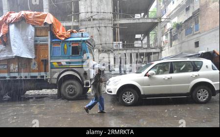 (140725) -- CALCUTTA, 25 juillet 2014 (Xinhua) -- Un homme marche sous une forte pluie à Calcutta, capitale de l'État indien oriental du Bengale occidental, le 24 juillet 2014. (Xinhua/Tumpa Mondal) INDIA-CALCUTTA-RAIN PUBLICATIONxNOTxINxCHN Calcutta juillet 25 2014 XINHUA un homme marche dans une pluie intense à Calcutta capitale de l'État indien oriental Bengale OCCIDENTAL juillet 24 2014 XINHUA Tumpa Mondal Inde Calcutta Rain PUBLICATIONxNOTxINxCHN Banque D'Images