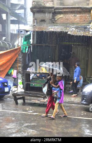 (140725) -- CALCUTTA, 25 juillet 2014 (Xinhua) -- des enfants indiens marchent sous de fortes pluies à Calcutta, capitale de l'État indien oriental du Bengale occidental, le 24 juillet 2014. (Xinhua/Tumpa Mondal) INDIA-CALCUTTA-RAIN PUBLICATIONxNOTxINxCHN Calcutta juillet 25 2014 des enfants indiens XINHUA marchent dans une pluie intense à Calcutta capitale de l'État indien oriental Bengale OCCIDENTAL juillet 24 2014 XINHUA Tumpa Mondal Inde Calcutta pluie PUBLICATIONxNOTxINxCHN Banque D'Images