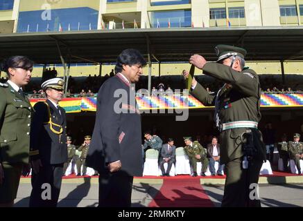 (140724) -- LA PAZ, 24 juillet 2014 (Xinhua) -- le président bolivien Evo Morales (2e R) reçoit une médaille lors de la cérémonie du 27e anniversaire de la Force spéciale contre le trafic de drogue (FELCN, pour son acronyme en espagnol), à la Paz, Bolivie, le 24 juillet 2014. (Xinhua/Jorge Mamani/ABI) (jg) (fnc) BOLIVIA-LA PAZ-POLITICS-MORALES PUBLICATIONxNOTxINxCHN la Paz juillet 24 2014 le président bolivien XINHUA Evo Morales 2e r reçoit une médaille lors de la cérémonie du 27e anniversaire de la Force spéciale contre le trafic de drogue pour son acronyme en espagnol à la Paz Bolivie le 24 2014 juillet XIN Banque D'Images