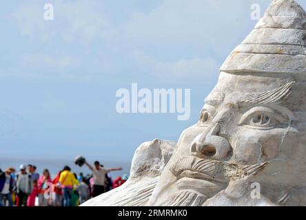 Les touristes passent devant une sculpture faite de sel dans la zone pittoresque du lac salé de Chaka dans le comté de Wulan, province du Qinghai au nord-ouest de la Chine, le 26 juillet 2014. (Xinhua/Wang Song) (ry) CHINA-QINGHAI-TOURISM (CN) PUBLICATIONxNOTxINxCHN les touristes passent devant une sculpture faite de sel dans la zone pittoresque du lac salé de Chaka dans le comté du Nord-Ouest de la Chine S Qinghai province juillet 26 2014 XINHUA Wang Song Ry China Qinghai Tourism CN PUBLICATIONxNOTxINxINxCHN Banque D'Images