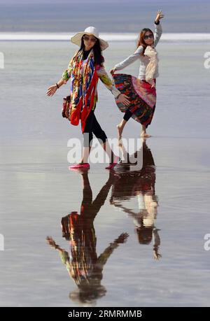 Les touristes posent pour des photos dans la région pittoresque du lac salé de Chaka dans le comté de Wulan, province du Qinghai au nord-ouest de la Chine, le 26 juillet 2014. (Xinhua/Wang Song) (ry) CHINA-QINGHAI-TOURISM (CN) PUBLICATIONxNOTxINxCHN les touristes posent pour des photos DANS la zone pittoresque du lac salé de Chaka dans le comté du Nord-Ouest de la Chine S Qinghai province juillet 26 2014 XINHUA Wang Song Ry Chine Qinghai Tourism CN PUBLICATIONxNOTxINxINxCHN Banque D'Images