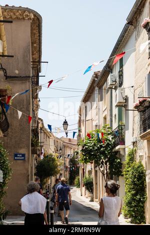 Touristes marchant dans une ruelle étroite, Bouzigues, Hérault, Occitanie, France, Europe Banque D'Images