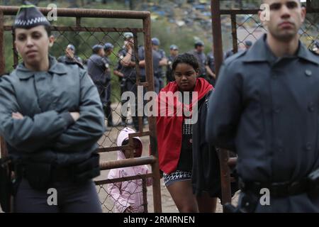 (140728) -- SAO PAULO, 28 juillet 2014 (Xinhua) -- des policiers expulsent des sans-abri d'un terrain privé près du stade Arena de Sao Paulo, qui a été occupée par 4 000 familles pauvres depuis le tournoi de la coupe du monde de la FIFA en juin dans le cadre de la coupe du peuple , une campagne pour les droits des pauvres au Brésil organisée par le mouvement des travailleurs sans abri, à Sao Paulo, la plus grande ville du Brésil, le 28 juillet 2014. (Xinhua/Rahel Patrasso) BRÉSIL-SAO PAULO-SOCIÉTÉ-SANS-ABRI-EXPULSION PUBLICATIONxNOTxINxCHN Sao Paulo juillet 28 2014 XINHUA policiers Evict Accueil célébrités d'un terrain privé près de l'Arena de Sao Pa Banque D'Images