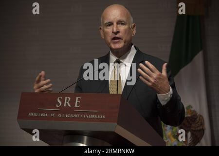 (140729) -- MEXICO, 28 juillet 2014 (Xinhua) -- le gouverneur de Californie des États-Unis, Jerry Brown, participe à une conférence de presse conjointe avec le secrétaire mexicain aux relations extérieures, Jose Antonio Meade, au Musée de la mémoire et de la tolérance de Mexico, capitale du Mexique, le 28 juillet 2014. B (Xinhua/Alejandro Ayala) MEXICO-MEXICO CITY-U.S.-POLITICS-VISIT PUBLICATIONxNOTxINxCHN Mexico City juillet 28 2014 le gouverneur de XINHUA U S California S Jerry Brown participe à une conférence de presse conjointe avec le secrétaire MEXICAIN aux relations étrangères Jose Antonio Meade AU Musée de la mémoire et de la tolérance à Mexico City capitale du M Banque D'Images