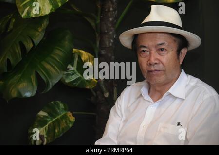 L'image prise le 28 juillet 2014 montre le conservateur du musée d'art Jin Tai de Pékin Yuan Xikun participant à une interview pour l'agence de presse Xinhua à Saint-Domingue, en République Dominicaine. Yuan Xikun a été invité à dessiner et peindre des portraits pour 152 dignitaires étrangers, dont 49 avaient soutenu Pékin pour la tenue des 29e Jeux Olympiques. (Xinhua/Roberto Guzman)(zhf) RÉPUBLIQUE DOMINICAINE-SANTO DOMINGO-CHINA-CULTURE-YUAN XIKUN PUBLICATIONxNOTxINxCHN l'image prise LE 28 2014 juillet montre le conservateur du Musée d'Art Jin Tai de Pékin Yuan Xikun participant à une interview pour l'agence de presse XINHUA à Santo Domingo Domini Banque D'Images