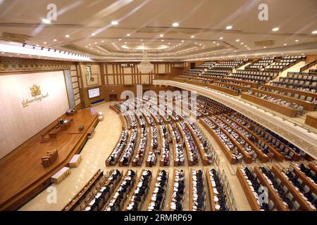 (140730) -- NAY PYI TAW, 30 juillet 2014 (Xinhua) -- une photo prise le 30 juillet 2014 montre une scène de la 10e session ordinaire du Parlement de l'Union à Nay Pyi Taw, Myanmar. La Chambre des représentants parlementaire du Myanmar (Chambre basse) a convenu mardi à l'unanimité de former une commission chargée d'examiner une proposition visant à adopter le système électoral de représentation proportionnelle (PR) ou de déterminer s'il existe un autre système qui convient mieux au Myanmar lors de ses élections parlementaires. (Xinhua/U Aung)(zhf) MYANMAR-NAY PYI TAW-PARLEMENT-SYSTÈME ÉLECTORAL PUBLICATIONxNOTxINxCHN Nay Pyi Taw juillet 30 2014 XINHUA photo Ta Banque D'Images