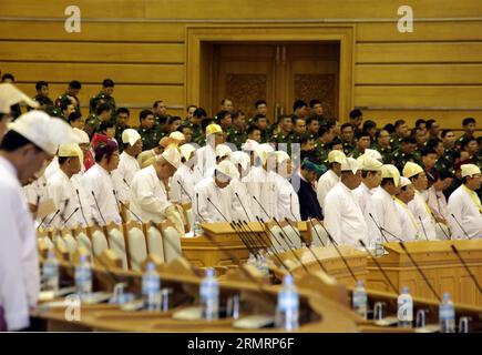 (140730) -- NAY PYI TAW, 30 juillet 2014 (Xinhua) -- des représentants assistent à la 10e session ordinaire du Parlement de l'Union à Nay Pyi Taw, Myanmar, le 30 juillet 2014. La Chambre des représentants parlementaire du Myanmar (Chambre basse) a convenu mardi à l'unanimité de former une commission chargée d'examiner une proposition visant à adopter le système électoral de représentation proportionnelle (PR) ou de déterminer s'il existe un autre système qui convient mieux au Myanmar lors de ses élections parlementaires. (Xinhua/U Aung)(zhf) MYANMAR-NAY PYI TAW-PARLEMENT-ELECTION SYSTEM PUBLICATIONxNOTxINxCHN Nay Pyi Taw juillet 30 2014 XINHUA Representative Banque D'Images