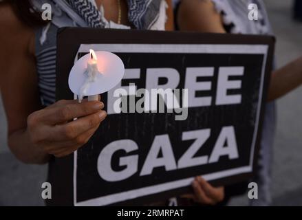 WASHINGTON D.C., le 30 juillet 2014 -- des gens assistent à une veillée aux chandelles pour les Palestiniens qui ont perdu la vie dans les opérations militaires en cours d Israël à Gaza devant la Maison Blanche à Washington D.C., aux États-Unis, le 30 juillet 2014.) US-WASHINGTON-GAZA-VIGIL yinxbogu PUBLICATIONxNOTxINxCHN Washington D C juillet 30 2014 des célébrités assistent à une veillée aux chandelles pour LES PALESTINIENS qui ont perdu la vie en Israël S opérations militaires en cours à Gaza devant la Maison Blanche à Washington D C les États-Unis juillet 30 2014 U S Washington Vigile Gaza YinxBogu PUBLICATIONxNOTxINxCHN Banque D'Images