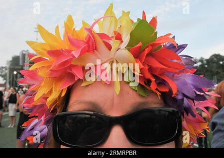 Les gens participent à la Stockholm Pride week 2014 qui s'est tenue à Stockholm, en Suède, le 30 juillet 2014. La Stockholm Pride week 2014 a débuté mercredi par une grande célébration dans un centre sportif de la capitale suédoise. Conchita Wurst, lauréate du Concours Eurovision de la chanson 2014, joue en tête d'affiche de l'événement. Plusieurs événements auront lieu au cours de la semaine. ) SUÈDE-STOCKHOLM-STOCKHOLM PRIDE 2014 RobxSchoenbaum PUBLICATIONxNOTxINxCHN célébrités participent à la Stockholm Pride week 2014 héros à Stockholm Suède juillet 30 2014 Stockholm Pride week 2014 a commencé par une grande célébration DANS un centre sportif Banque D'Images