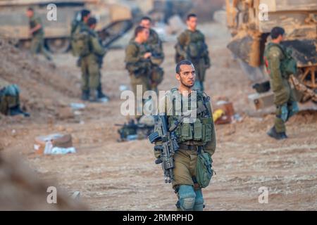 FRONTIÈRE DE GAZA, le 30 juillet 2014 -- des soldats israéliens de la brigade Golani sont vus dans une zone de rassemblement avant d'entrer dans Gaza depuis Israël, le 30 juillet 2014. Le Premier ministre israélien Benjamin Netanyahu a déclaré jeudi qu’Israël continuerait de déraciner les tunnels souterrains à Gaza indépendamment de tout accord de cessez-le-feu éventuel. GAZA-ISRAËL-SOLDATS JINI PUBLICATIONxNOTxINxCHN frontière de Gaza juillet 30 2014 les soldats israéliens de la Brigade Golani sont des lacs DANS une zone de staging avant D'ENTRER à Gaza depuis Israël LE 30 2014 juillet le Premier ministre israélien Benjamin Netanyahu a déclaré jeudi Thatcher Israël va c Banque D'Images