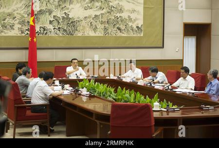 (140731) -- PÉKIN, le 31 juillet 2014 -- le premier ministre chinois Li Keqiang (C), également membre du comité permanent du bureau politique du comité central du Parti communiste chinois (PCC), préside une conférence de travail sur la revitalisation des bases industrielles démodées dans le nord-est de la Chine et dans d autres régions, a Pékin, capitale de la Chine, le 31 juillet 2014. Le vice-premier ministre chinois Zhang Gaoli, également membre du Comité permanent du Bureau politique du Comité central du PCC, a assisté à la conférence. (wf) CHINA-BEIJING-LI KEQIANG-WORK CONFERENCE(CN) XiexHuanchi PUBLICATIONxNOTxINxCHN BE Banque D'Images