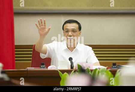 (140731) -- BEIJING, 31 juillet 2014 -- le Premier ministre chinois Li Keqiang, également membre du Comité permanent du Bureau politique du Comité central du Parti communiste chinois (PCC), préside une conférence de travail sur la revitalisation des bases industrielles démodées dans le nord-est de la Chine et d autres régions, à Beijing, capitale de la Chine, le 31 juillet 2014. Le vice-premier ministre chinois Zhang Gaoli, également membre du Comité permanent du Bureau politique du Comité central du PCC, a assisté à la conférence. wf) CHINA-BEIJING-LI KEQIANG-WORK CONFERENCE(CN) XiexHuanchi PUBLICATIONxNOTxINxCHN Beijin Banque D'Images