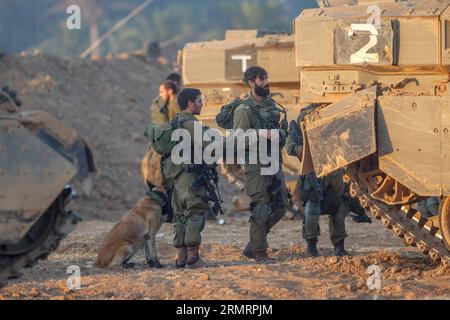 FRONTIÈRE DE GAZA, le 30 juillet 2014 -- des soldats israéliens de la brigade Golani sont vus dans une zone de rassemblement avant d'entrer dans Gaza depuis Israël, le 30 juillet 2014. Le Premier ministre israélien Benjamin Netanyahu a déclaré jeudi qu’Israël continuerait de déraciner les tunnels souterrains à Gaza indépendamment de tout accord de cessez-le-feu éventuel. GAZA-ISRAËL-SOLDATS JINI PUBLICATIONxNOTxINxCHN frontière de Gaza juillet 30 2014 les soldats israéliens de la Brigade Golani sont des lacs DANS une zone de staging avant D'ENTRER à Gaza depuis Israël LE 30 2014 juillet le Premier ministre israélien Benjamin Netanyahu a déclaré jeudi Thatcher Israël va c Banque D'Images