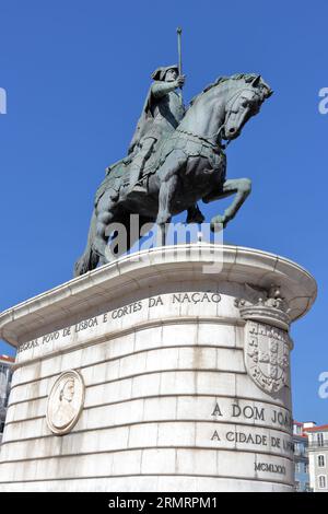 Statue équestre en bronze du roi Jean Ier (Dom João Ier) (1357-1433), par le sculpteur Leopoldo de Almeida, sur la place du figuier (Praça da Figueira) Banque D'Images