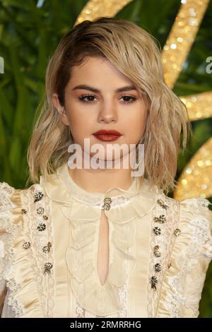 Selena Gomez participe aux Fashion Awards 2017 au Royal Albert Hall de Londres. Banque D'Images