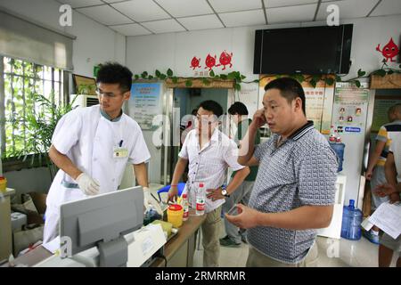 Des résidents locaux se rendent dans une banque de sang pour faire un don de sang dans la ville de Kunshan, dans la province de Jiangsu, dans l est de la Chine, le 2 août 2014. Une puissante explosion d'usine a tué 68 personnes et blessé 187 autres dans la ville de Kunshan samedi matin. Les blessés ont été soignés dans les hôpitaux de Kunshan et des villes voisines de Suzhou, Wuxi et Shanghai. Beaucoup de gens locaux viennent donner du sang pour les victimes.) (Wjq) CHINA-JIANGSU-KUNSHAN-FACTORY BLAST-BLOOD DONATION (CN) ChenxYichen PUBLICATIONxNOTxINxCHN les résidents locaux viennent à une banque de sang pour donner du sang dans la ville de Kunshan Chine orientale S Jiangsu province août 2 2014 a Power Banque D'Images