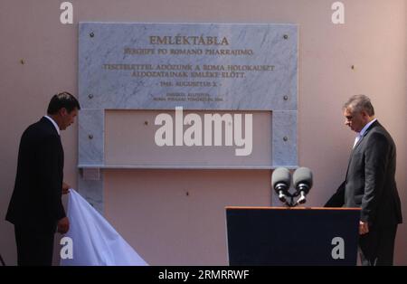 (140802) -- BUDAPEST, le 2 août 2014 --Janos Ader(L), président de la Hongrie, et Istvan Makai, président de l'Association civique ROM hongroise assistent à une cérémonie de dévoilement d'une plaque commémorative marquant le 70e anniversaire de l'Holocauste ROM à Budapest, Hongrie, le 2 août 2014.) HONGRIE-BUDAPEST-ROME HOLOCAUSTE-COMMÉMORATION AttilaxVolgyi PUBLICATIONxNOTxINxCHN Budapest août 2 2014 Janos Artery l Président de la Hongrie et Istvan Président de l'Association civique ROM hongroise assistent à la cérémonie de dévoilement d'une plaque commémorative pour marquer le 70e anniversaire de l'Holocauste ROM à Budapest Hu Banque D'Images