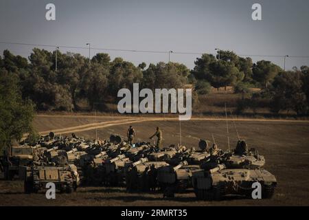 Des soldats israéliens sortent de leurs chars Merkava lors d’une pause dans le sud d’Israël à la frontière de la bande de Gaza, le 2 août 2014. Alors que la violence transfrontalière à Gaza entre le Hamas et les troupes israéliennes se poursuivait, les deux parties ont promis de continuer à se battre jusqu’à ce que leurs objectifs soient atteints. Le ministère palestinien de la Santé a déclaré dimanche qu'au moins 1 712 Palestiniens avaient été tués depuis qu'Israël a lancé son offensive dans la bande de Gaza contre le Hamas le 8 juillet. Israël a confirmé que 61 soldats sont morts au combat, tandis que les bombardements palestiniens ont également tué trois civils en Israël. JINI/Albert Sadikov) ISRAËL-GAZA- Banque D'Images