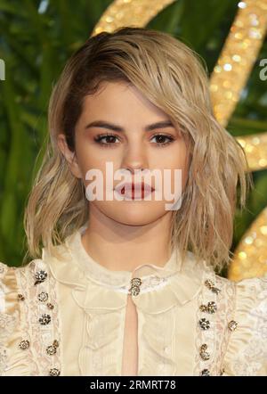 Selena Gomez participe aux Fashion Awards 2017 au Royal Albert Hall de Londres. Banque D'Images