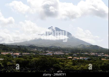 La photo prise le 22 juillet 2014 montre des vignobles et le mont Pico (arrière-plan) sur l'île de Pico, au Portugal. Pico Island est une île des Açores portugaises. Paysage de la culture viticole de l'île de Pico a été inscrite par l'UNESCO comme patrimoine mondial en 2004. (Dzl) PORTUGAL-PICO ISLAND-VINEYARD-LANDSCAPE ZhangxLiyun PUBLICATIONxNOTxINxCHN la photo prise LE 22 2014 juillet montre LES VIGNOBLES et le Mont Pico fond à Pico Islande Portugal Pico Islande EST à l'Islande du paysage PORTUGAIS du Pico Islande Vineyard Culture ce qui a été classé par l'UNESCO comme patrimoine mondial en 2004 dzl Portugal Pico Islande V Banque D'Images