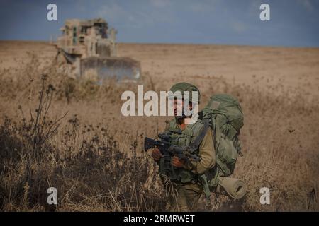 (140805) -- FRONTIÈRE DE GAZA, 4 août 2014 -- un soldat israélien marche dans le sud d'Israël bordant la bande de Gaza après son retour de l'enclave palestinienne le 4 août 2014. Israël a accepté une proposition égyptienne pour un cessez-le-feu de 72 heures avec le mouvement palestinien Hamas à partir de 8:00 heures, heure locale (0500 heures GMT) mardi, ont rapporté les médias israéliens lundi. Au cours des 72 heures, une délégation israélienne devrait arriver au Caire, capitale de l'Egypte, pour négocier avec les Palestiniens, a rapporté le site d'information Walla. ISRAËL-BANDE DE GAZA-ACCORD DE CESSEZ-LE-FEU DE 72 HEURES-JINI PUBLICATIONXNOTXINXCHN Banque D'Images