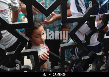 (140805) -- GAZA, 5 août 2014 -- les Palestiniens qui espèrent traverser en Égypte attendent au point de passage de Rafah entre l'Égypte et le sud de la bande de Gaza, 5 août 2014. La proposition égyptienne de cessez-le-feu a été approuvée lundi par les Palestiniens et tard dans la nuit a également été acceptée par le Premier ministre israélien Benjamin Netanyahu, apportant une pause très attendue au conflit meurtrier de 29 jours. MIDEAST-GAZA-RAFAH-POINT DE PASSAGE KhaledxOmar PUBLICATIONxNOTxINxCHN Gaza août 5 2014 PALESTINIENS qui espèrent passer en Egypte attendent AU point de passage de Rafah entre l'Egypte et le sud de la bande de Gaza août 5 2014 T. Banque D'Images