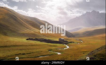 Lonely house of a sheep or horse shepherd in beautiful autumn mountains of Kyrgyzstan. Aksai valley, Naryn region, Stock Photo