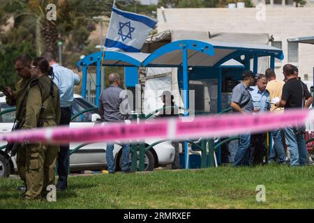 (140806) -- JÉRUSALEM, 5 août 2014 -- la police israélienne et le personnel de secours travaillent sur les lieux où un garde de sécurité israélien travaillant au point de contrôle de l’entrée de la colonie juive de Ma ALE Adumim près de Jérusalem, a été poignardé par un agresseur qui s’est enfui dans un village arabe voisin le 5 août 2014. Le garde était dans un état modéré et a été soigné à l ' hôpital Hadassah-Mount Scopus de Jérusalem. MIDEAST-ma ALE ADUMIM-TERREUR ATTAQUE-POIGNARDER JINI PUBLICATIONxNOTxINxCHN Jérusalem août 5 2014 police israélienne et personnel de secours travaillent SUR la scène où à la garde de sécurité israélienne Worki Banque D'Images