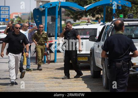 (140806) -- JÉRUSALEM, 5 août 2014 -- la police israélienne et le personnel de secours travaillent sur les lieux où un garde de sécurité israélien travaillant au point de contrôle de l’entrée de la colonie juive de Ma ALE Adumim près de Jérusalem, a été poignardé par un agresseur qui s’est enfui dans un village arabe voisin le 5 août 2014. Le garde était dans un état modéré et a été soigné à l ' hôpital Hadassah-Mount Scopus de Jérusalem. MIDEAST-ma ALE ADUMIM-TERREUR ATTAQUE-POIGNARDER JINI PUBLICATIONxNOTxINxCHN Jérusalem août 5 2014 police israélienne et personnel de secours travaillent SUR la scène où à la garde de sécurité israélienne Worki Banque D'Images