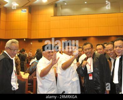 (140806) -- JAKARTA, 6 août 2014 -- Prabowo Subianto (3e L), candidat indonésien à la présidence, et sa coéquipière Hatta Rajasa (2e L) assistent à la première séance de procès pour le litige électoral devant la Cour constitutionnelle de Jakarta, Indonésie, le 6 août 2014. Le candidat à la présidence perdant Prabowo Subianto a allégué une tricherie de masse lors de l'élection. )(ZHF) INDONÉSIE-JAKARTA-PREMIÈRE SÉANCE DE PROCÈS-CONFLIT ÉLECTORAL PRÉSIDENTIEL AGUNGXKUNCAHYAXB. PUBLICATIONxNOTxINxCHN Jakarta août 6 2014 le candidat indonésien à la présidence Prabowo 3rd l et son compagnon DE COURSE Hatta 2nd l assistent au First Trial ses Banque D'Images