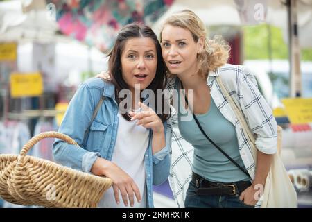 jeunes belles femmes au marché hebdomadaire Banque D'Images